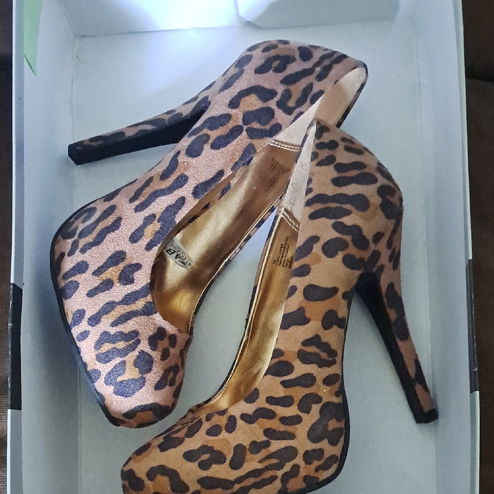 Versona Brown and Black Heels Classic Pumps